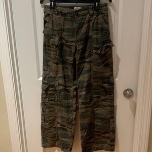 PACSUN womens Camo Cargo Pants — Olive Green size M